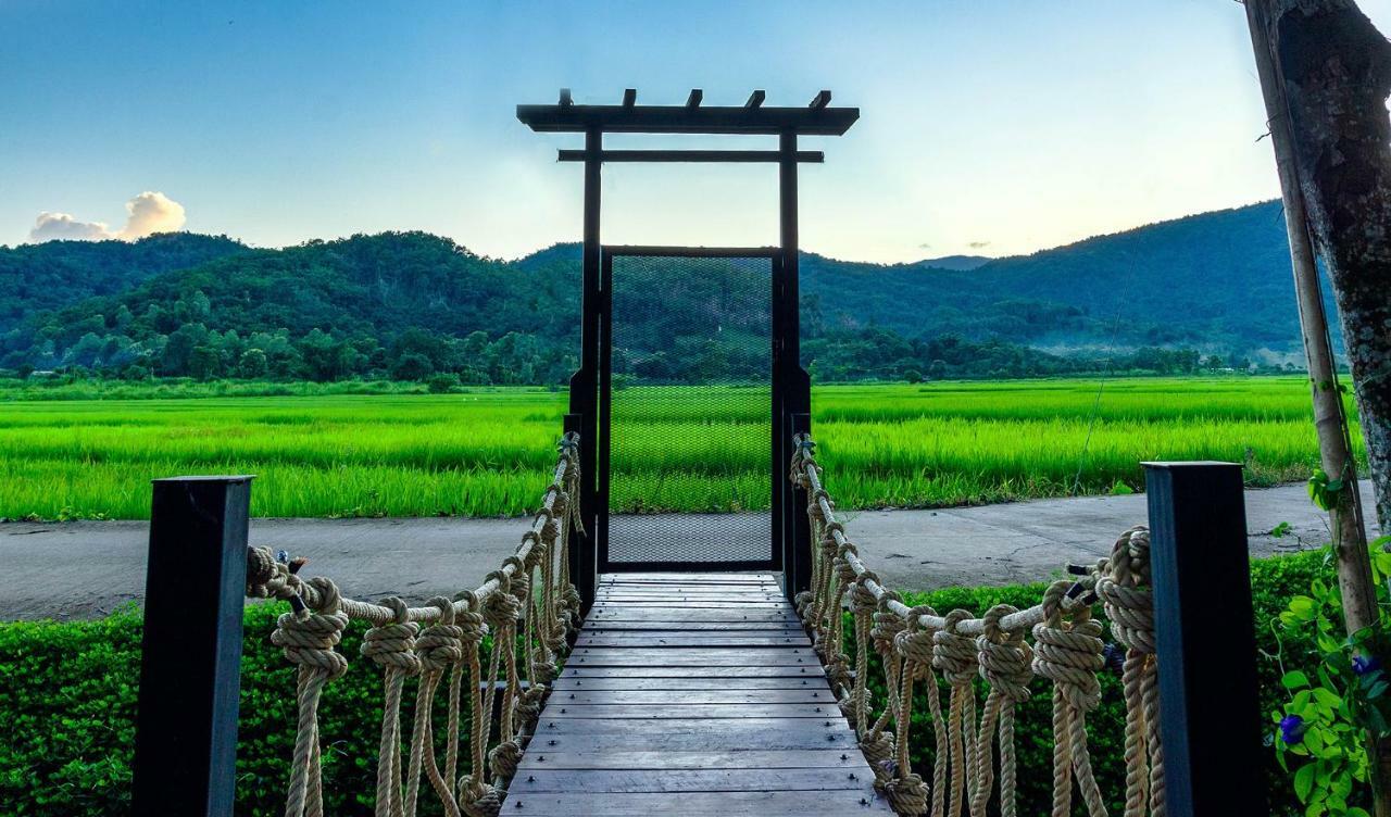 ホテル Baan Sin Suk チェンライ エクステリア 写真